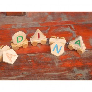 tren-din-lemn-personalizat-cu-numele-copilului-5 litere
