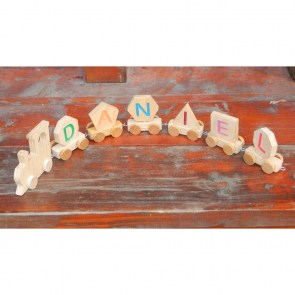 tren din lemn personalizat cu numele copilului 6 litere