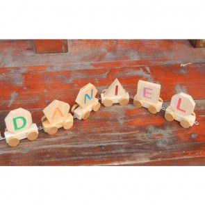 tren din lemn personalizat cu numele copilului 6 litere