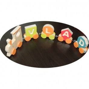 tren din lemn personalizat cu numele copilului 4 litere